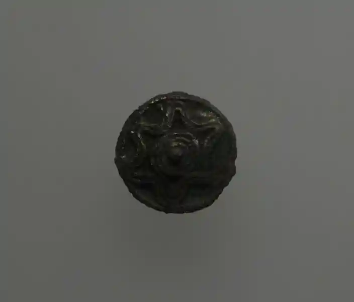 Six-pointed cross design.